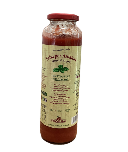 Tomato sauce with fresh basil